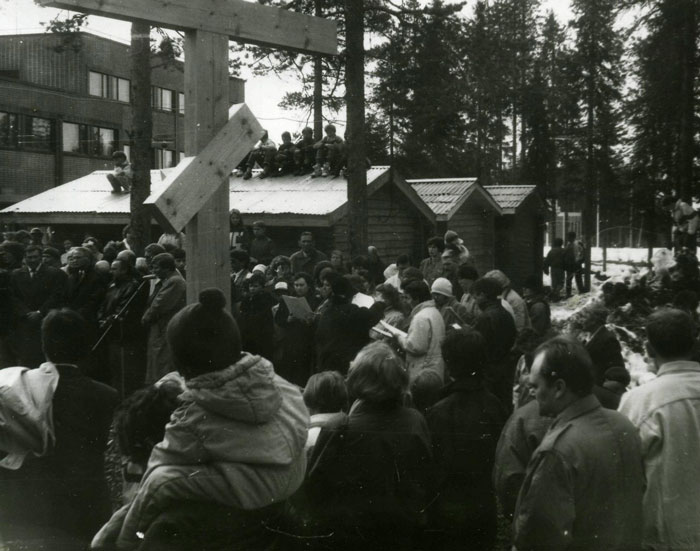 Освящение места под строительство церкви. Установление Креста. 1 мая 1993 г. Фото из домашнего архива В.Н. Краева
