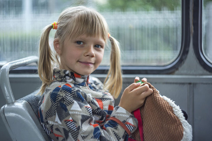школьница в автобусе